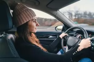 Devojka vozi kola