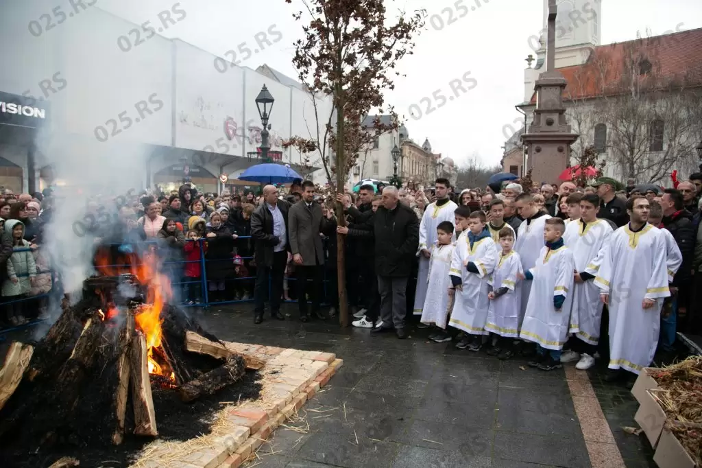 Paljenjem badnjaka tradicionalno obeležen Badnji dan u Somboru