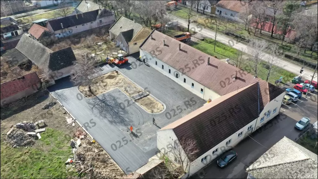 U toku asfaltiranje pijačnog platoa u Čonoplji