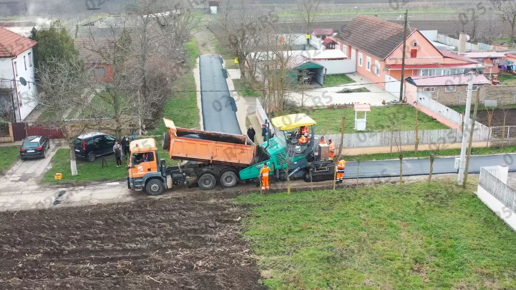 Radovi na asfaltiranju u Kljajićevu