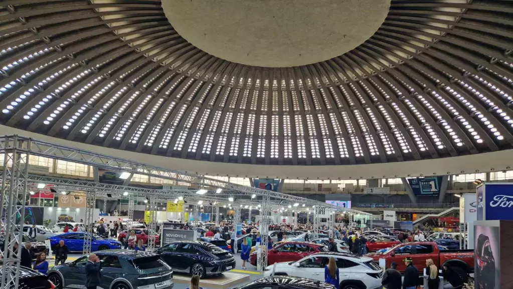 Automobili