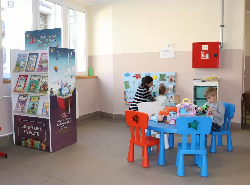 Polica sa knjigama u Domu zdravlja „Dr Đorđe Lazić“