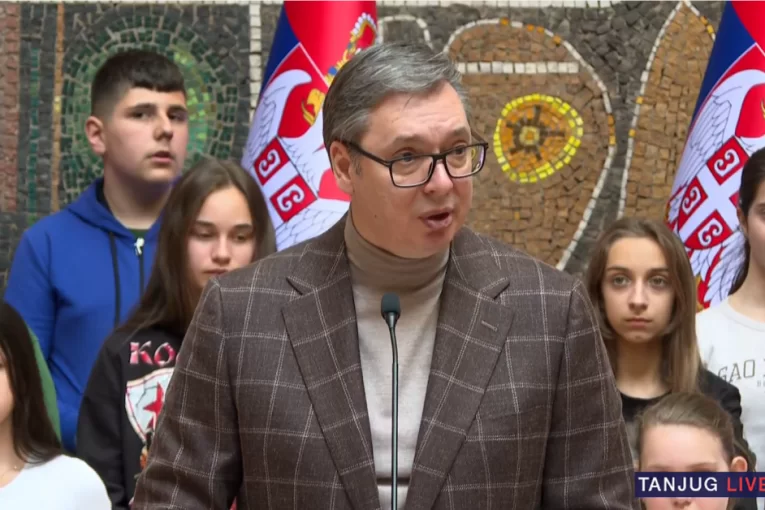 Vučić i deca sa KiM