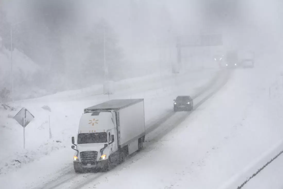 Mećava pogodila planine Sijera Nevada u Kaliforniji: Vozači okovani snegom, vetrovi duvaju do 160 km na čas
