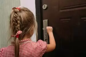 Dete otvara vrata