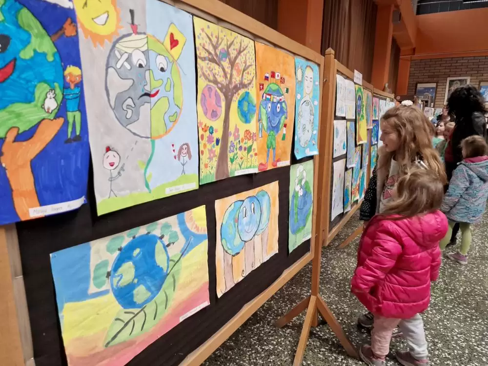 Održana izložba likovnih radova pod nazivom „Zemlja-čudesna planeta“