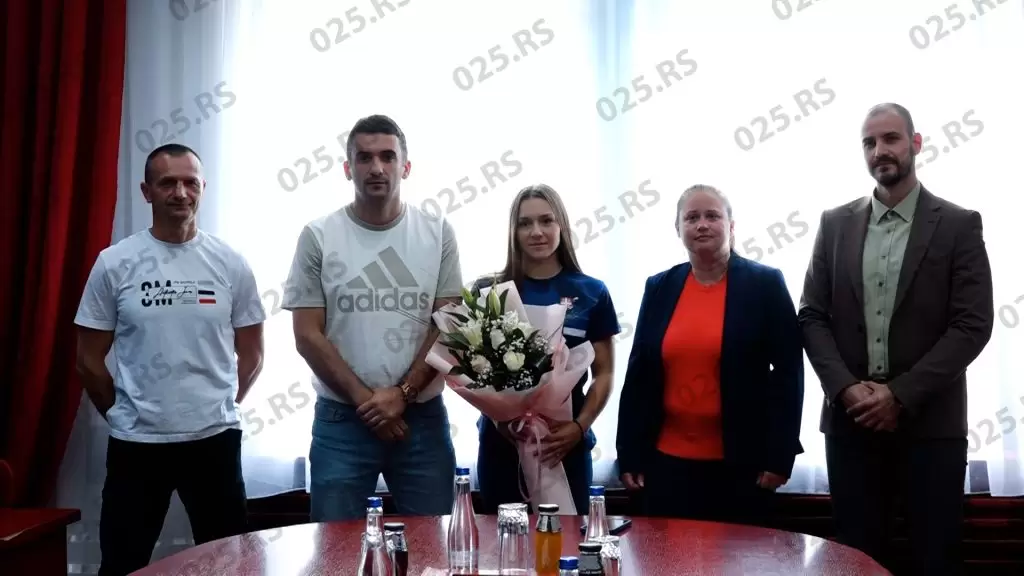 Apatin: Prijem za mladu reprezentativku u kajaku-Dajanu Urtajl
