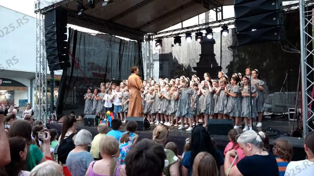 „Šareni vokali“ oduševili publiku „Somborskog leta“