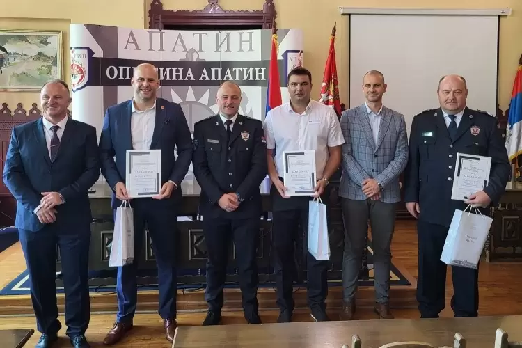 Apatin: Nagrađeni najbolji policajci