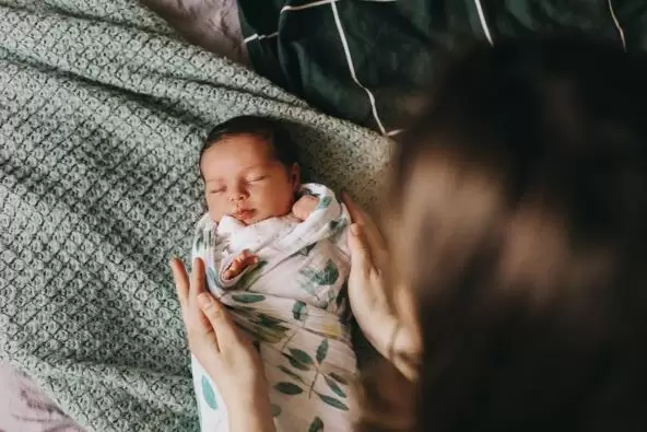 Povijanje bebe pelena