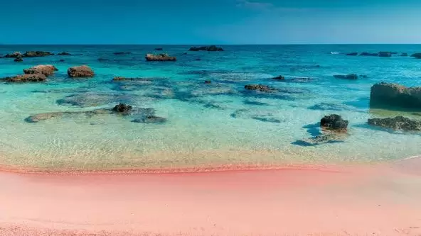 Najlepša plaža na Kritu: Turistima su ružičasti pesak i tirkizno more nestvarni!