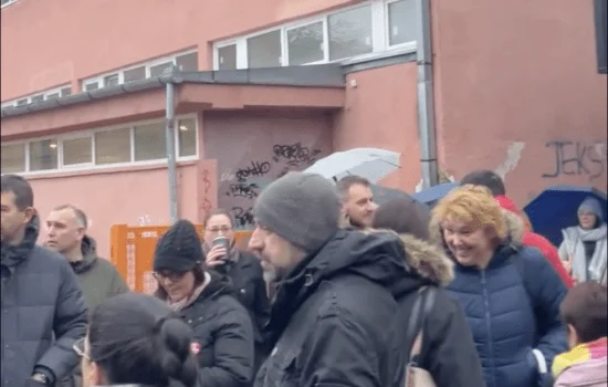 Ko zapravo protestuje ispred OŠ „Avram Mrazović“?!