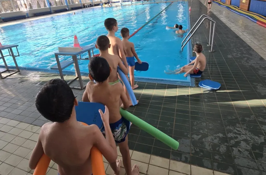 U toku obuka plivanja đaka OŠ „Bratstvo-jedinstvo“ iz S. Miletića 3