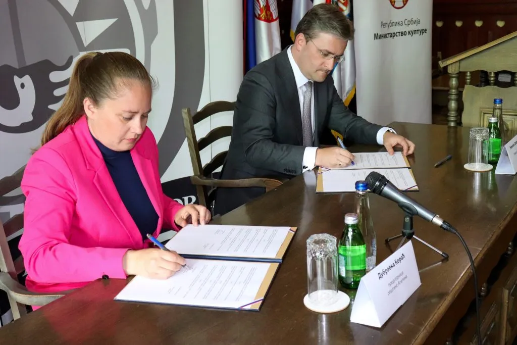 Ministar Selaković uručio ugovor predsednici opštine Apatin