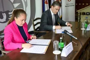 Ministar Selaković uručio ugovor predsednici opštine Apatin