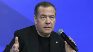 "Sumnjam da Ursula zna...": Medvedev osuo paljbu po EU, pa Fon der Lajen nazvao "odrvatnom staricom"