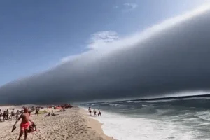 Zastrašujuća pojava na plaži u Portugalu: Ljudi se preplašili, mislili da nailazi ogroman cunami (VIDEO)