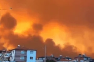 Prizori kao iz pakla! U Turskoj gori nekoliko požara, na mestu neba nepregledno crvenilo (VIDEO)
