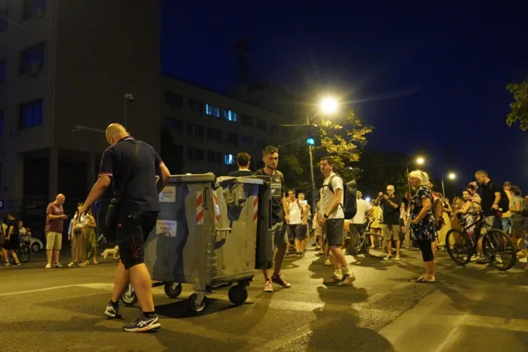 MUP: Uklonjene sve blokade u Srbiji, privedeno 79 osoba, četiri policajca povređena!