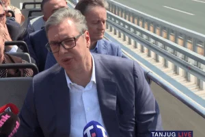 U Zagrebu se večeras održava koncert Marka Perkovića Tompsona, a to je prokomentarisao i predsednik Srbije Aleksandar Vučić i izjavio da je taj koncert "najveći koncert u svetu, koncert podrške neonacističkim vrednostima, ustaškim vrednostima". - I cela Evropa će da ćuti - rekao je Vučić, na ceremoniji otvaranja deonica Preljina-Požega, na autoputu Miloš Veliki i prokomentarisao primedbe Srbiji iz Hrvatske: - Hrvati eksperti za demokratiju, oduvek je tako, i 1941. su bili eksperti za demokratiju, svaki put su nam držali predavanje o demokratiji. Večeras se u Zagrebu održava veliki koncert Marka Perkovića Tompsona, na kom se očekuje pola miliona ljudi.