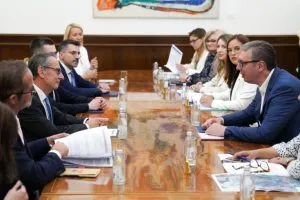 Vučić najavio nove projekte sa Evropskom bankom: Srbija dobija modernu železnicu i pametne deponije! (FOTO)