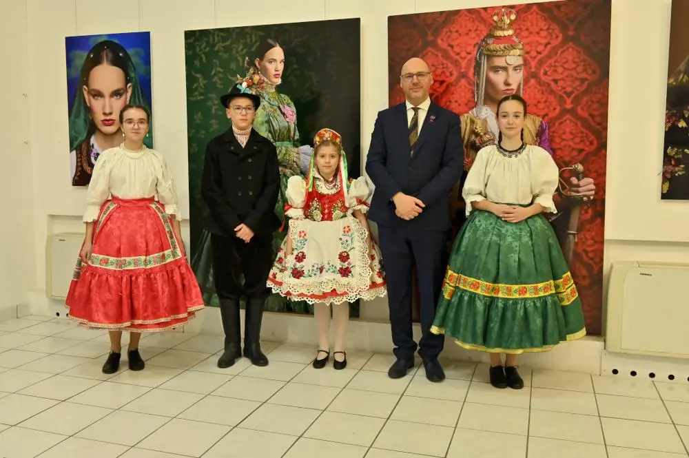 Otvorena izložba fotografija „Tron“